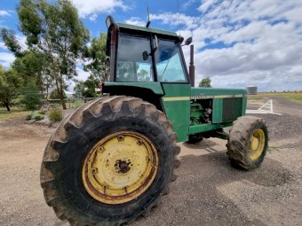 Under Auction - (A168) 1985 Chamberlain 4290 Tractor 