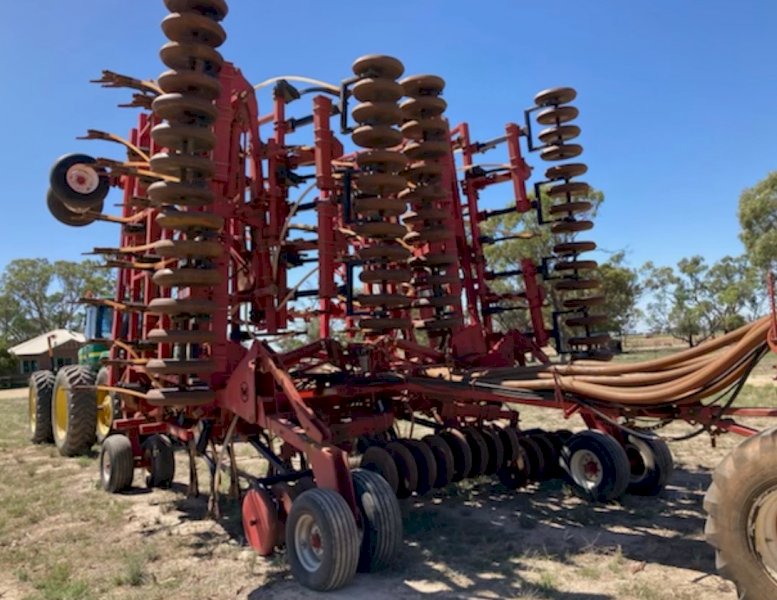 Morris 60ft maxim 3 air seeder and 8300 cart