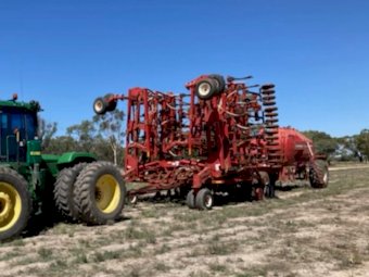 Morris 60ft maxim 3 air seeder and 8300 cart