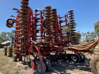 Morris 60ft maxim 3 air seeder and 8300 cart