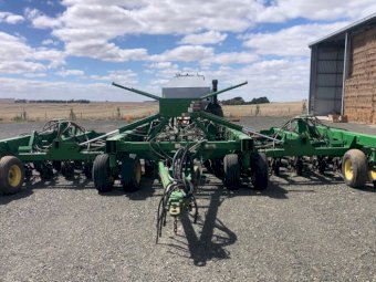 John Deere Disc Seeder & Flexi Coil 2320 Cart