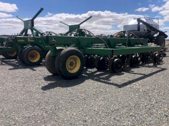 John Deere Disc Seeder & Flexi Coil 2320 Cart