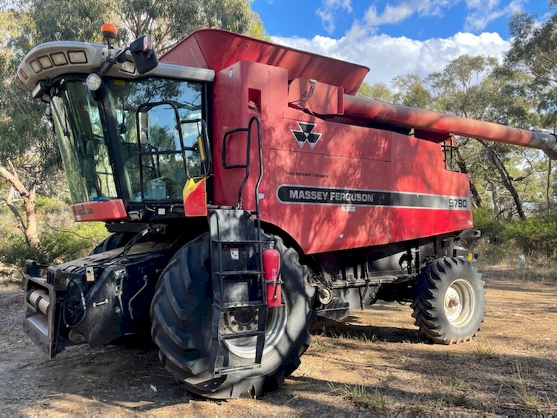 Under Auction - (A169) 2004 Massey Ferguson 9790 Combine 