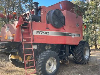 Under Auction - (A169) 2004 Massey Ferguson 9790 Combine 