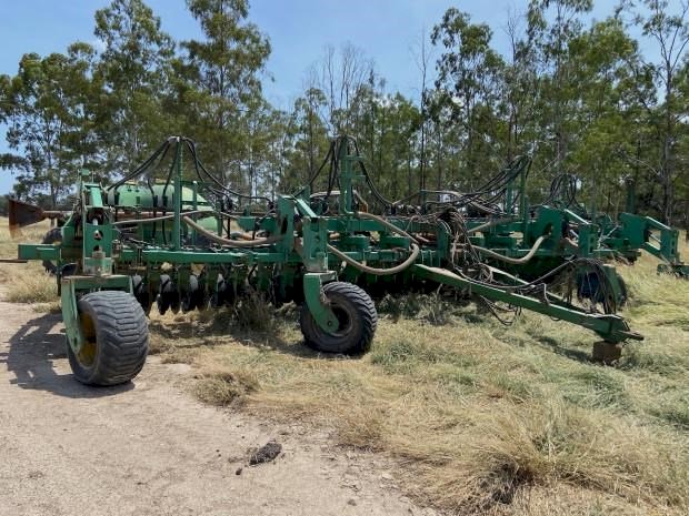 2004 12 mt Daybreak Single Disc Planter with Air Cart