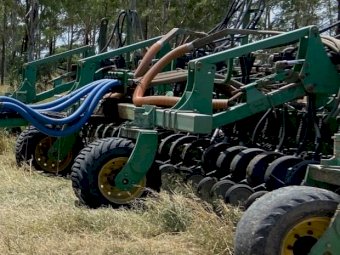 2004 12 mt Daybreak Single Disc Planter with Air Cart
