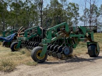 2004 12 mt Daybreak Single Disc Planter with Air Cart