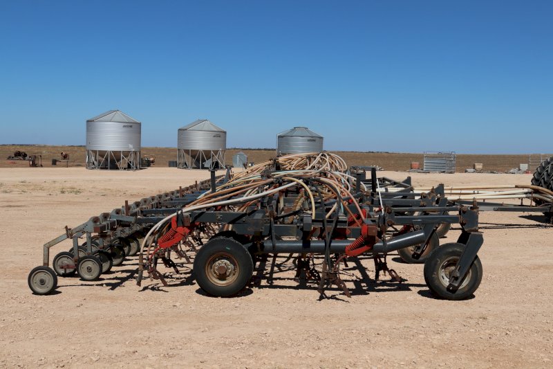 Flexicoil 800 series 62’ air seeder