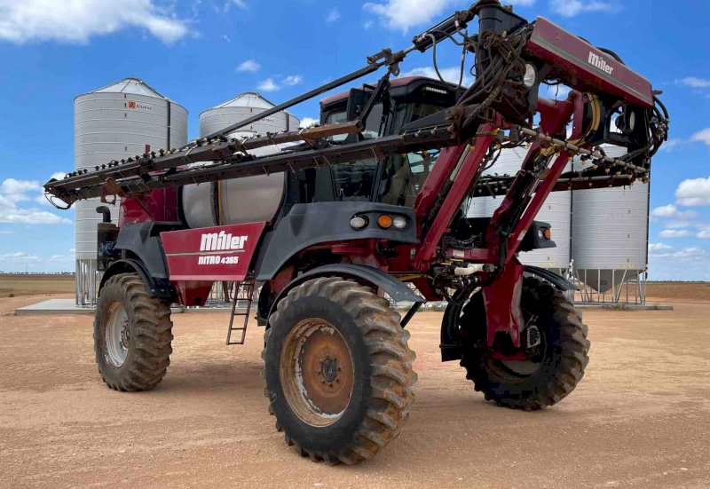 2009 Miller Nitro 4365 SP Sprayer