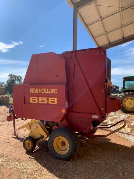 New Holland 658 Enteral Round baler