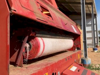 New Holland 658 Enteral Round baler