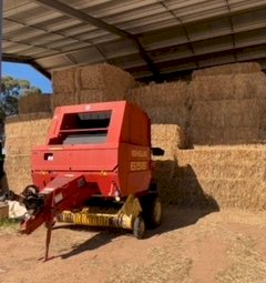 New Holland 658 Enteral Round baler