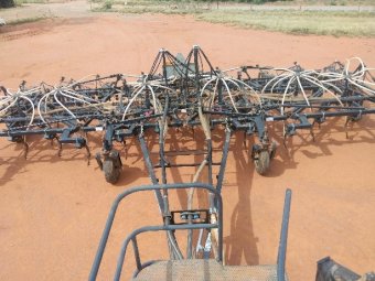 40ft Flexicoil ST820 Seeder Bar with 1720 Air Cart