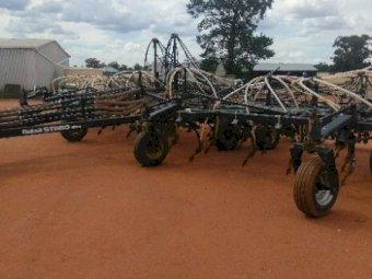 40ft Flexicoil ST820 Seeder Bar with 1720 Air Cart