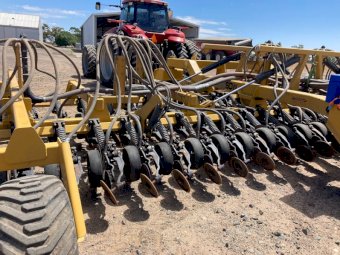 12m Serafin Aultsow Bar with Horwood Bagshaw 7000 Litre 3 Bin Cart Airseeder