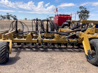 12m Serafin Aultsow Bar with Horwood Bagshaw 7000 Litre 3 Bin Cart Airseeder