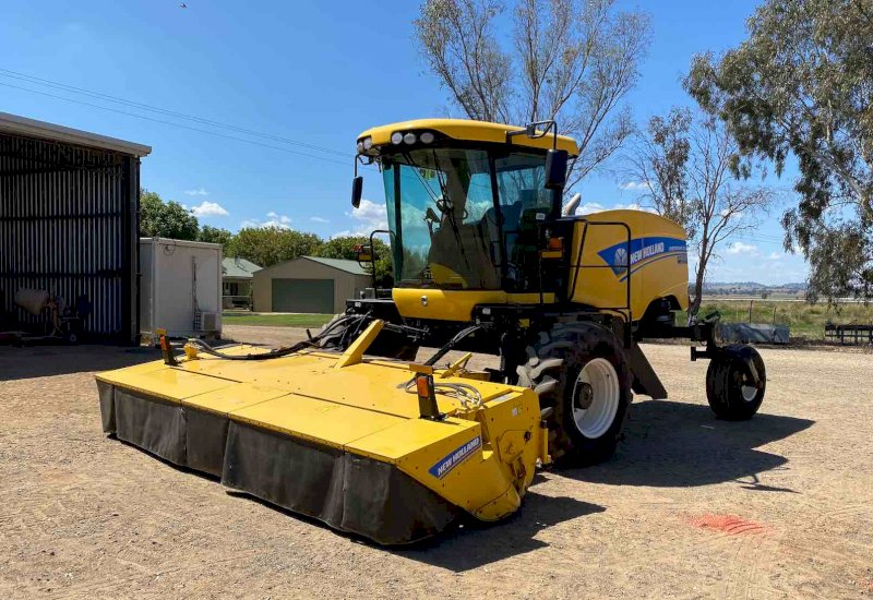2015 New Holland Speedrower 200 Windrower with Front