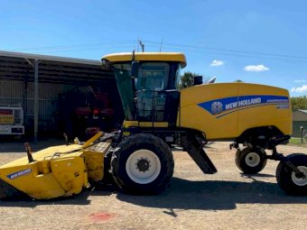 2015 New Holland Speedrower 200 Windrower with Front