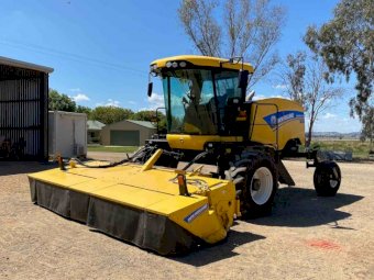 2015 New Holland Speedrower 200 Windrower with Front