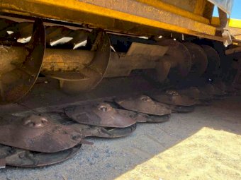 2015 New Holland Speedrower 200 Windrower with Front