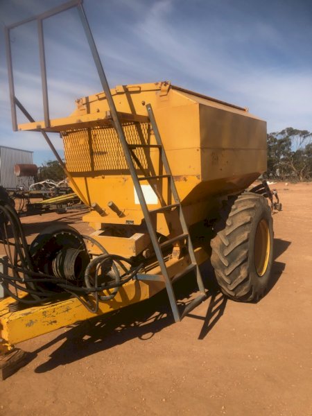 Flexicoil 800 Air Seeder Bar with 360 Chamberlain Box