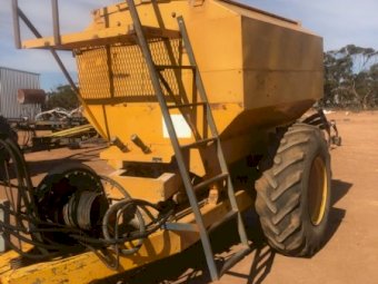 Flexicoil 800 Air Seeder Bar with 360 Chamberlain Box
