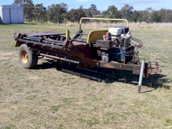Boomerang bale feeder