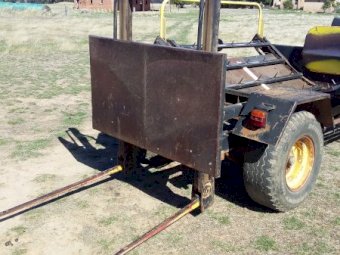 Boomerang bale feeder