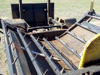 Boomerang bale feeder