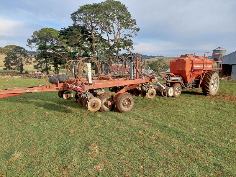 Under Auction - (A172) 4000 Litre Horwood Bagshaw Air Seeder with RFM 24 Disc Bar 