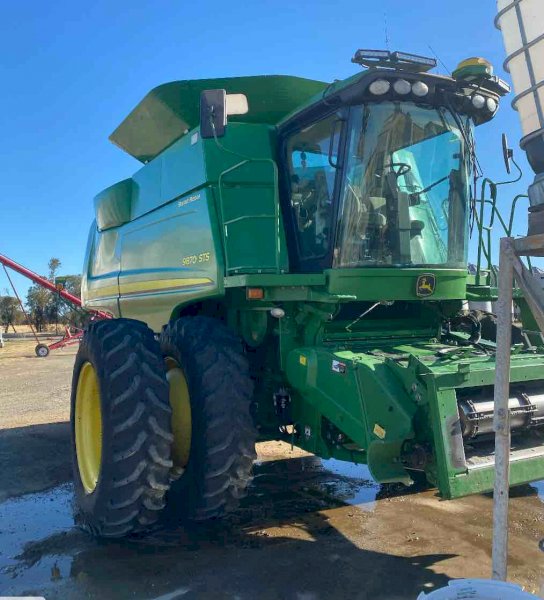 2009 John Deere 9870 Header with 42' Honeybee Front