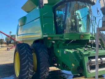 2009 John Deere 9870 Header with 42' Honeybee Front