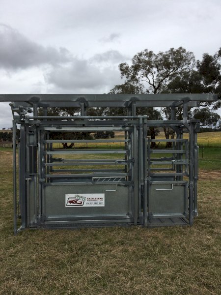 Under Auction - (A183) Kattle Gear; Kimberly Parallel  Cattle Handler with Hanging Handler 