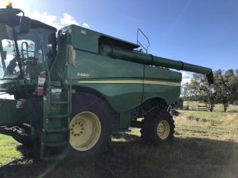 2015 John Deere S680 Header with 2009 Midwest 40’ Crophawk front