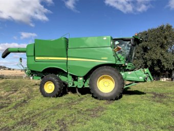 2015 John Deere S680 Header with 2009 Midwest 40’ Crophawk front
