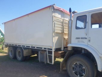 1990 International Acco 2250D