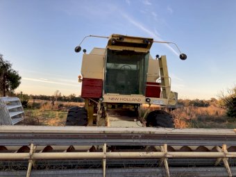 New Holland TR 85 Header with 25 ft Front