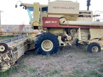 New Holland TR 85 Header with 25 ft Front