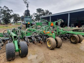 2004 John Deere 1895 no-till single disc planter  with 1910 Triple Bin Air Cart