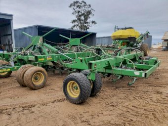 2004 John Deere 1895 no-till single disc planter  with 1910 Triple Bin Air Cart