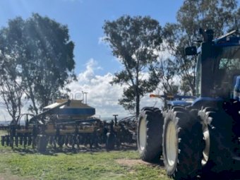 1998 Ezee-On 3175 Bin and 7500 Air Drill Bar