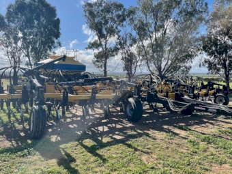 1998 Ezee-On 3175 Bin and 7500 Air Drill Bar