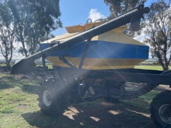 1998 Ezee-On 3175 Bin and 7500 Air Drill Bar