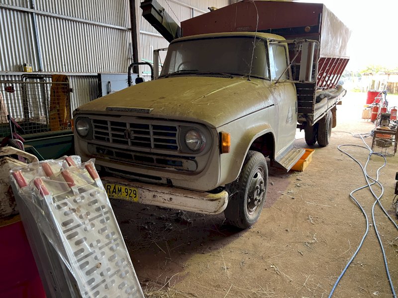International D1510 Body Truck with Allbulk Grouper