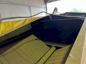 International D1510 Body Truck with Allbulk Grouper