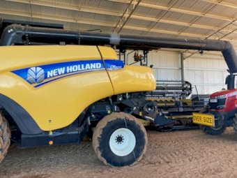 2014 New Holland CR8090 Header