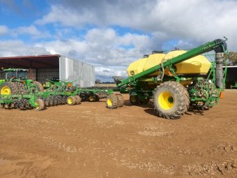 2014 John Deere 1890 36 ft Bar with 1910 Air Cart