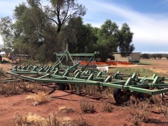 John Deere 1610 chisel plough