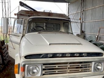 Dodge 600 Truck with Tipping Tray and Grain Bin