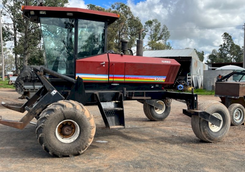 1996 MacDon 9300 Windrower with 25ft Front